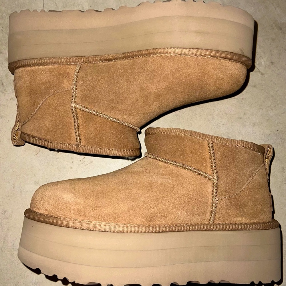 Ugg Mini Platform Boots Size 7